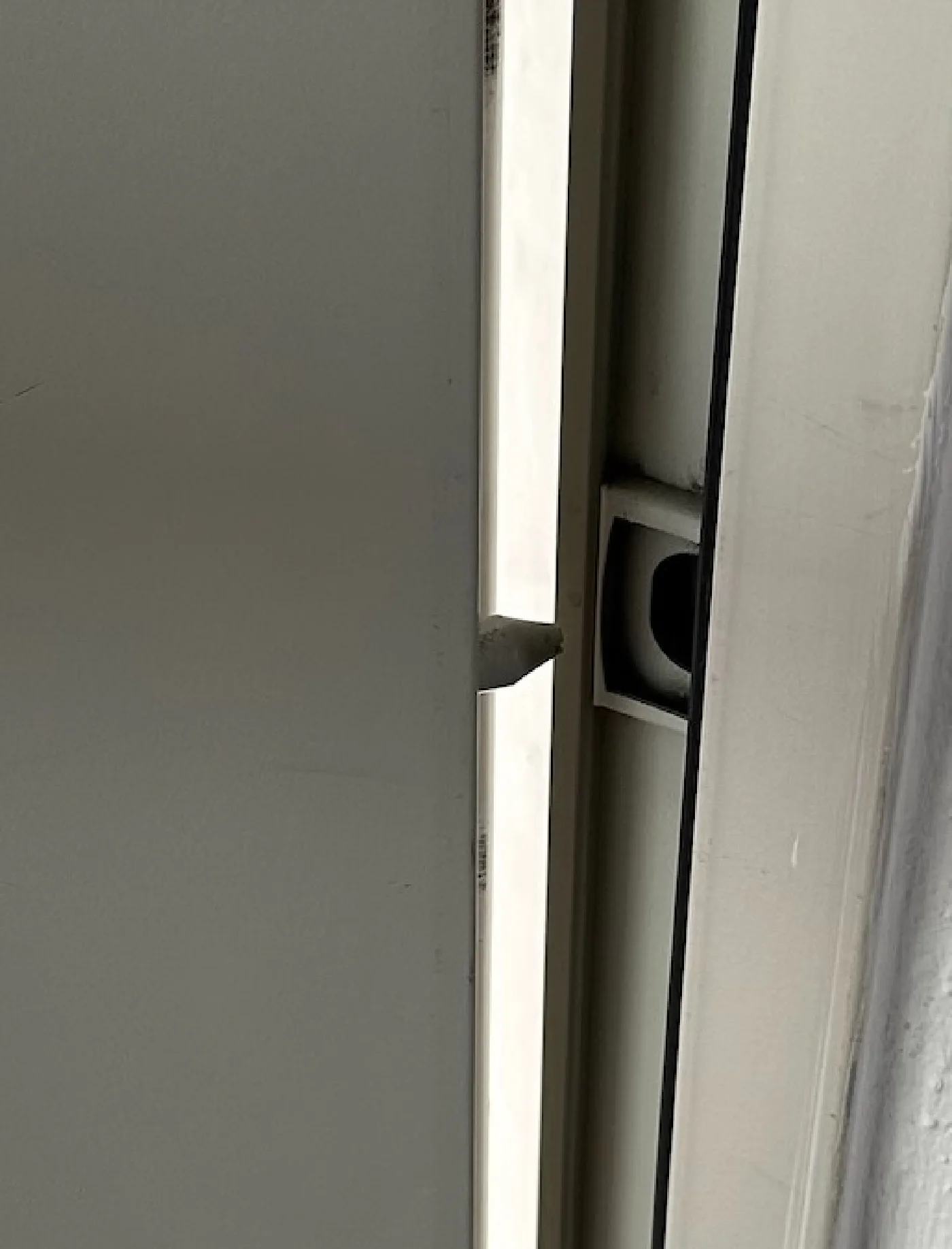 Bandseitensicherung an einer der Stahltüren, sauber und an der richtigen Stelle verbaut.